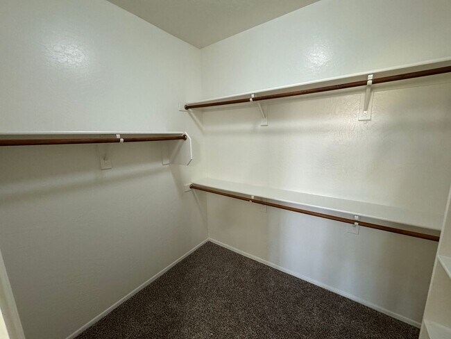 Building Photo - 1522 E Ebony Pl