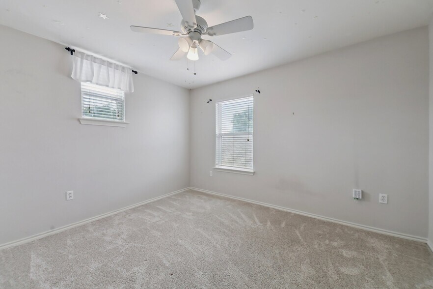 Building Photo - 2114 Iroquois Dr