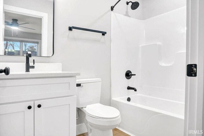 Building Photo - 1112 N Woodburn Ave