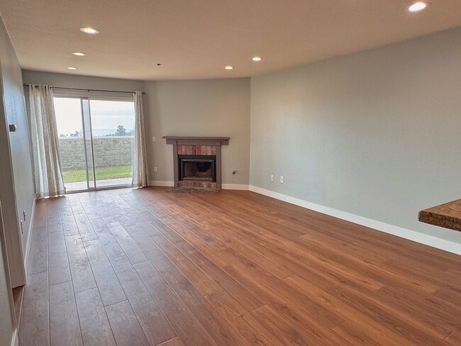Building Photo - Well Kept 2BD Condo with Sunset Views