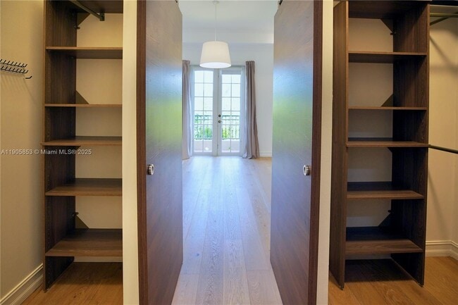 Building Photo - 615 Santander Ave