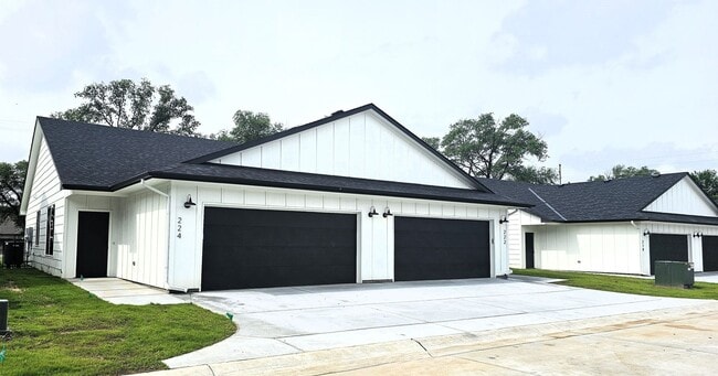 Primary Photo - 3 Bedroom, 2 Bathroom!