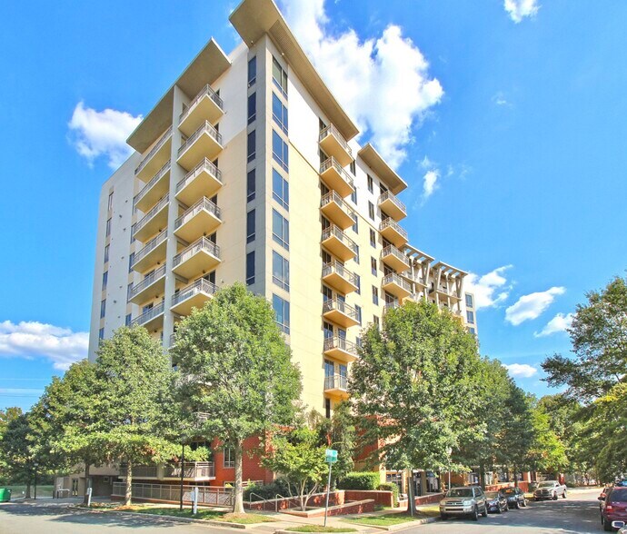 Building Photo - 701 Royal Ct