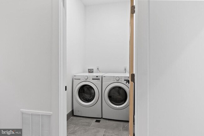 Building Photo - 458 W Earlham Ter