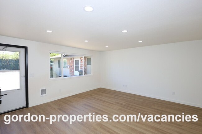 Building Photo - SE Tolbert St - Newly renovated Clackamas 2 bedroom unit