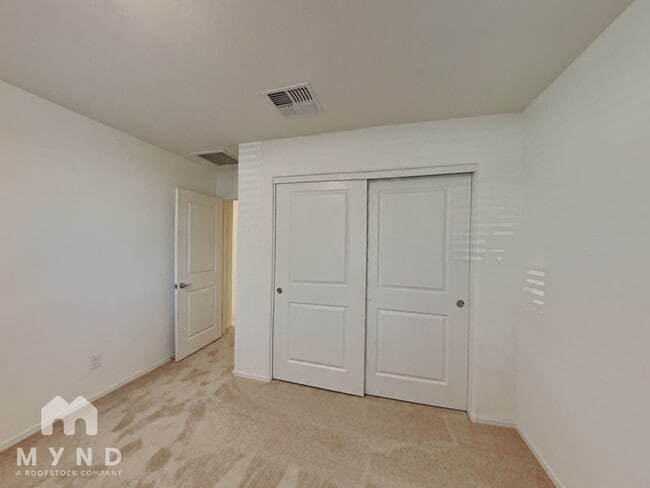 Building Photo - 282 S Oak St