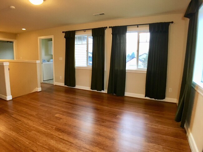 Building Photo - Stunning 3BD  Lake Shore Home with Office and Loft Area!  Gorgeous Finishes!