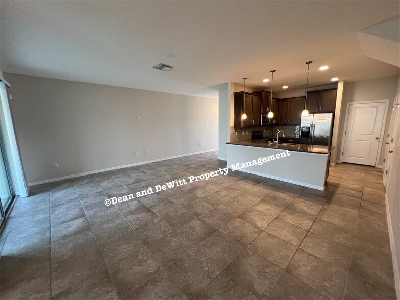 Building Photo - 3 Bed/2.5 Bath