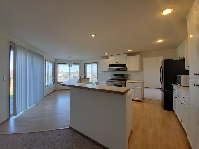 Building Photo - 4-Bedroom, 2.5-Bath located in Horn Rapids...