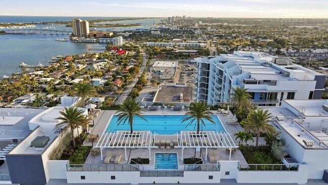 Building Photo - 220 Lake Shore Dr