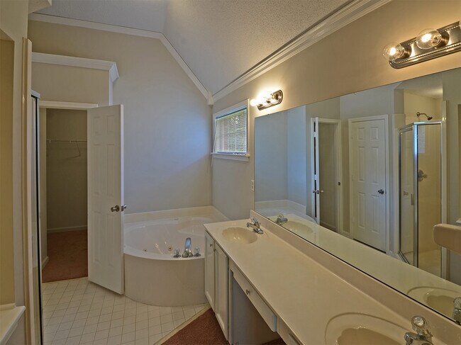 Building Photo - 4 bed, 2 bath near Shelby Dr and Hacks Cross