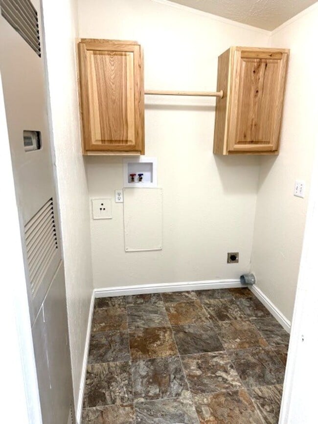 Building Photo - Cute double wide in Pleasant Valley