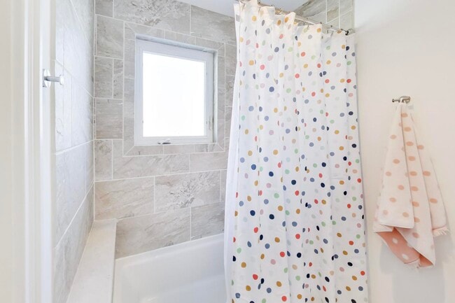 Building Photo - 229 N Myrtle Ave