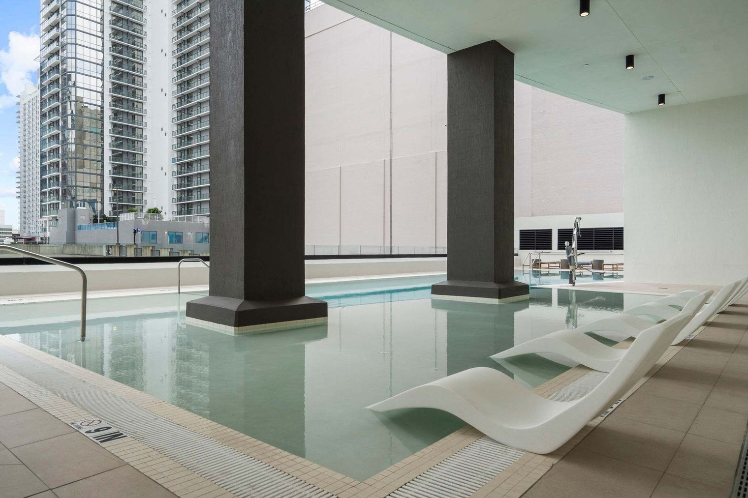 Building Photo - 225 N Miami Ave