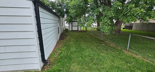 Building Photo - 2 Bed 1 Bath House Located In Council Bluf...