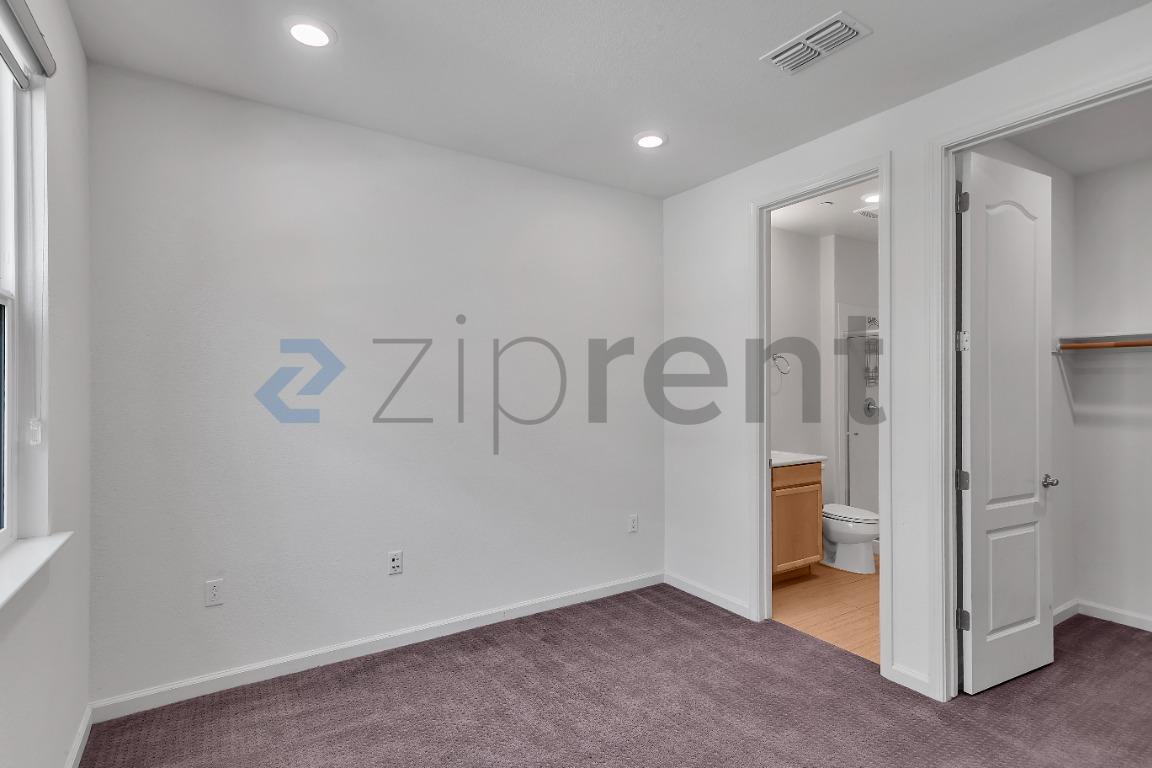 Building Photo - Unit