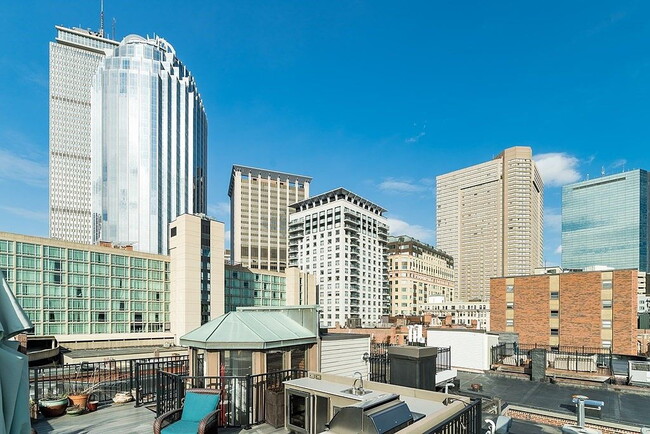 Building Photo - "Spacious 2-Bed, 2-Bath Gem with Hardwood ...