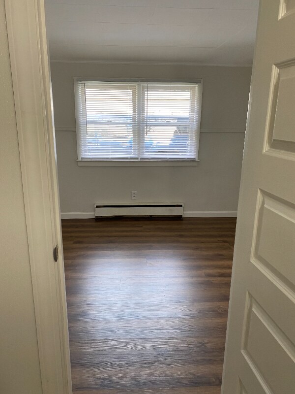 Building Photo - 9762 N River Rd