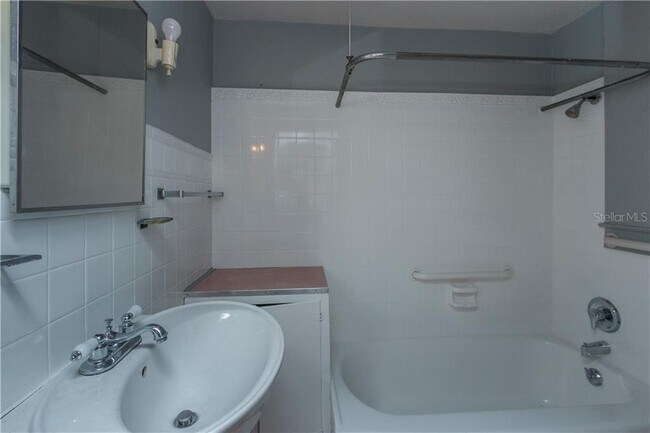 Building Photo - 835 Cathcart Terrace
