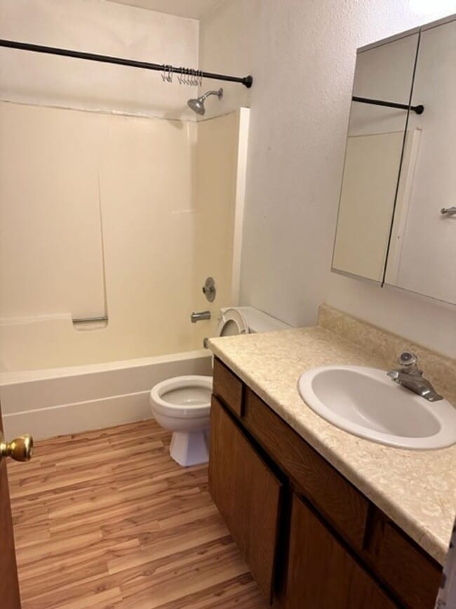 Building Photo - Spacious 6BD 2BA House