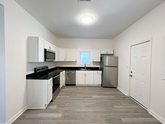 Building Photo - COMING SOON: Beautiful home in KCK!