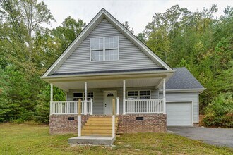 Building Photo - Charming 3-Bed / 2-Bath Home