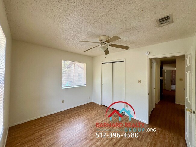 Building Photo - Available Now: 2 bed/1 bath duplex with fenced yard available now!