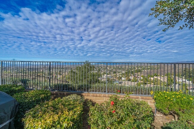 Building Photo - Stunning 4-Bedroom Home with Downstairs Bed/Bath, Views, and Remodeled Kitchen!