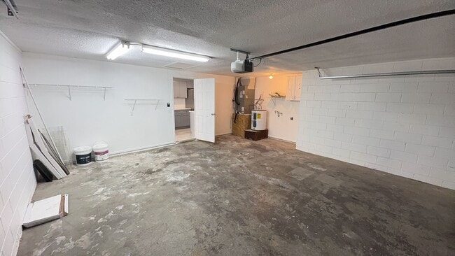 Building Photo - Recently renovated 3 bedroom, 2 bathroom, 2 car garage home for rent in Town 'n' Country.