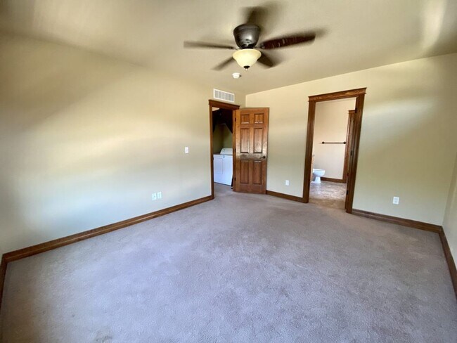 Building Photo - Spacious 4 bed 3.5 Bath in Maple Hill!