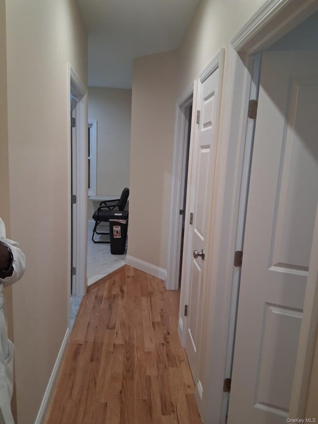 Building Photo - 601 E 226th St