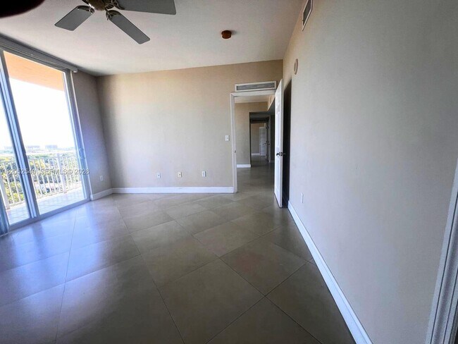 Building Photo - 2425 SW 27th Ave