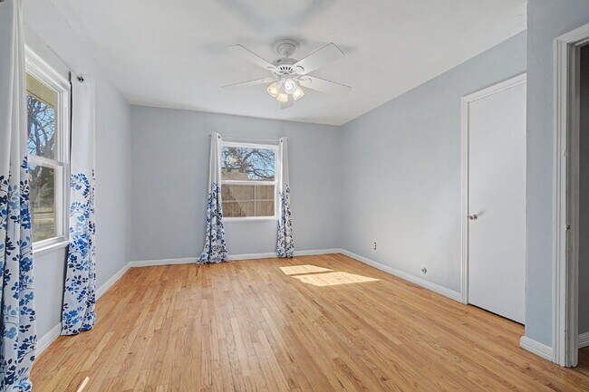 Building Photo - "Charming 1951 3-bedroom, 2-bath Classic with Modern Kitchen Updates & Spacious Backyard!"