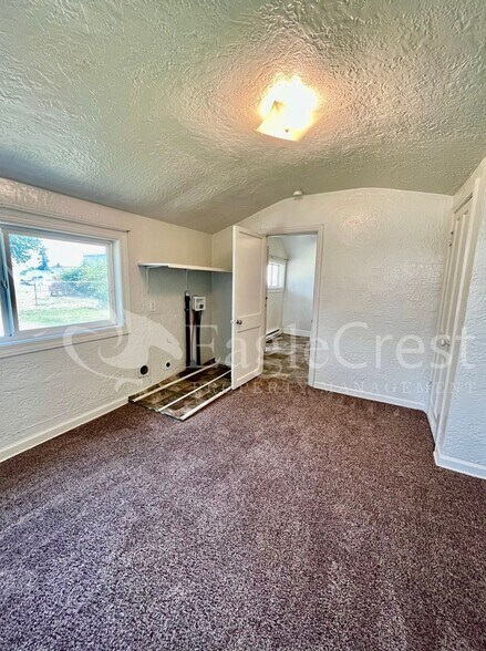 Building Photo - Comfortable 2-Bedroom Home with Fenced Yard & Washer/Dryer Hookups