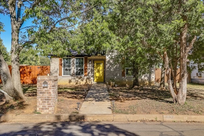Building Photo - Beautiful 3 Bedroom, 2 Bath Home in Cleburne