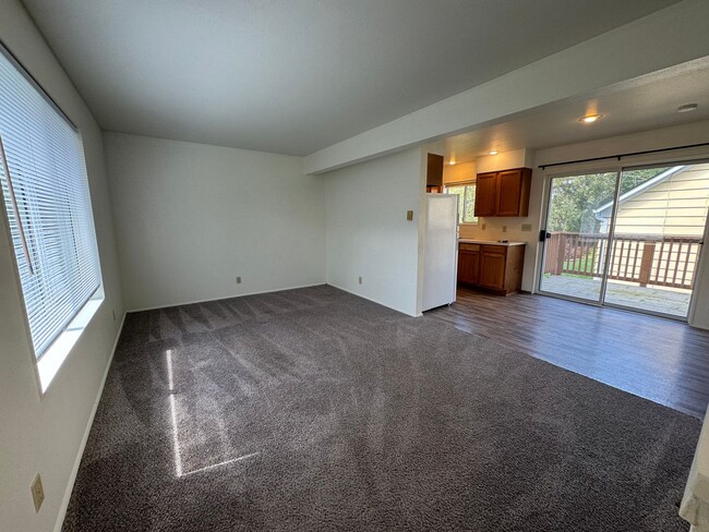 Building Photo - 3 Bedroom 2 Bathroom Duplex Walking Distan...