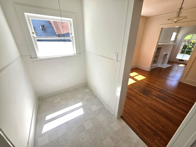 Building Photo - 126 Breeze Ave