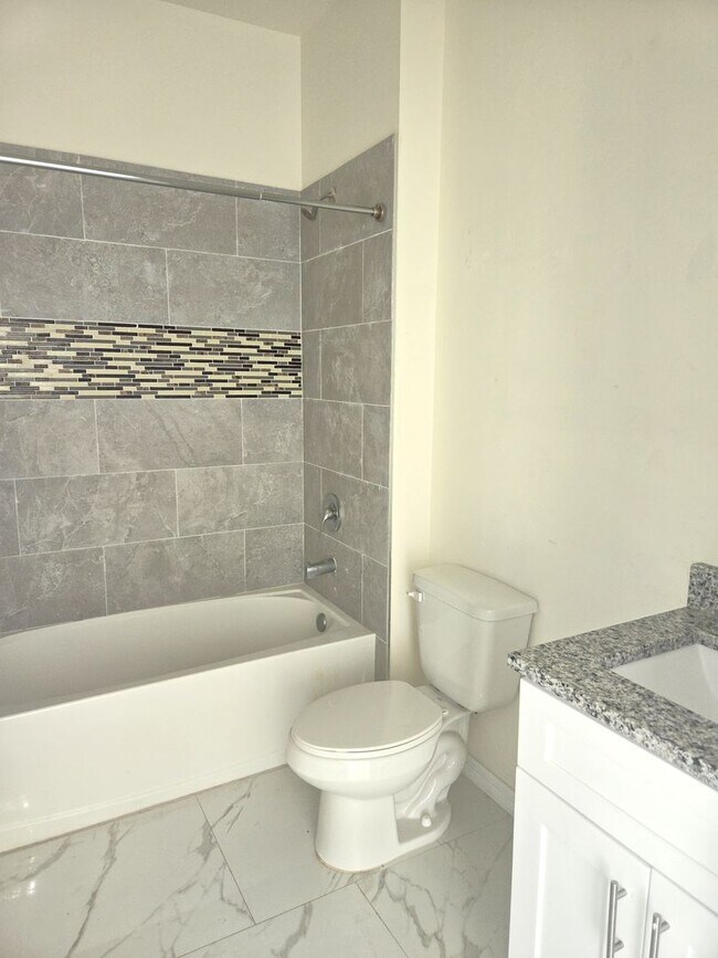 Building Photo - Great location in Lehigh Acres-Three Bedroom 2 bath/ Large Back yard!