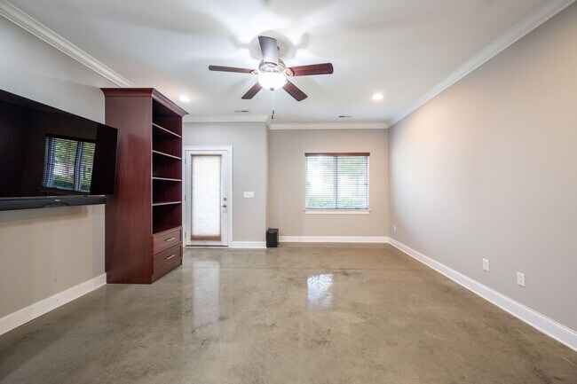 Building Photo - Location, Location , Location with this Beautiful Townhome