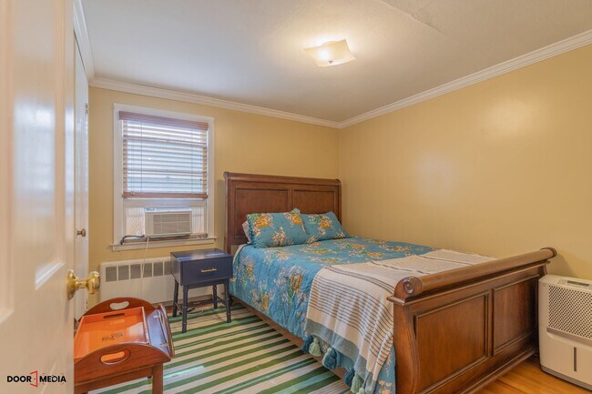 Building Photo - Short Term Furnished Rental -3 Bedroom Spl...