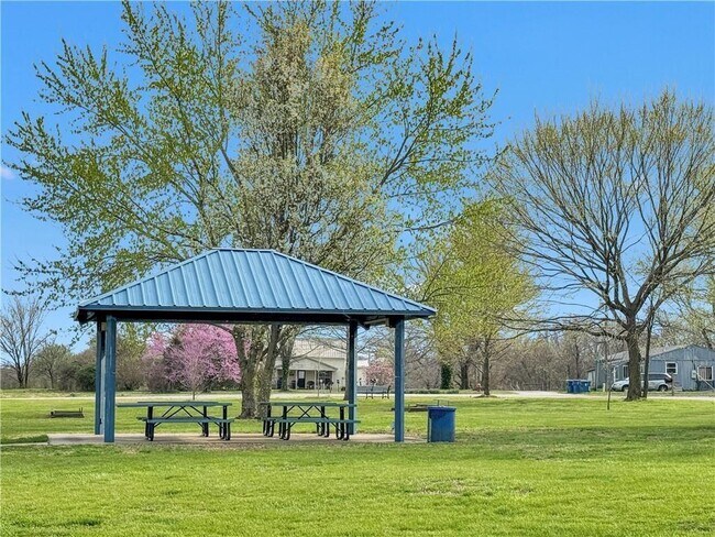 Building Photo - 200 NW Bellflower St