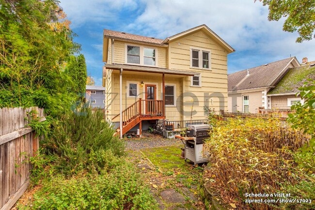Building Photo - 131 SE 30th Pl