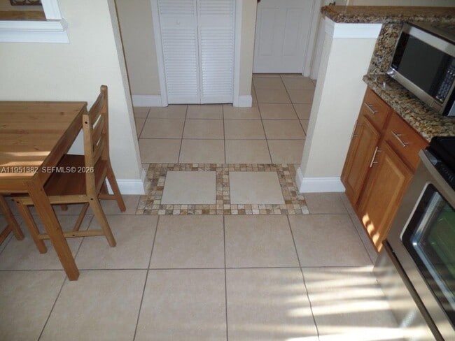 Building Photo - 280 Racquet Club Rd