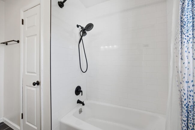 Building Photo - 2147 Palms Dr