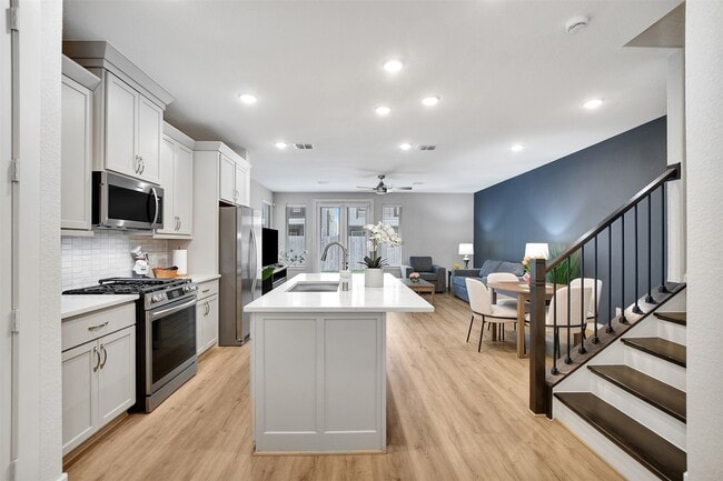 Building Photo - 119 E 43rd St