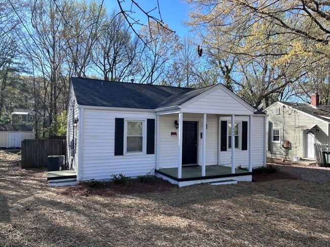 Building Photo - Great central Greensboro location with a detached 2 car garage space! Near UNCG
