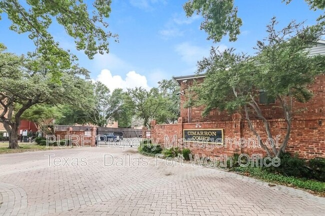 Building Photo - 18333 Roehampton Dr
