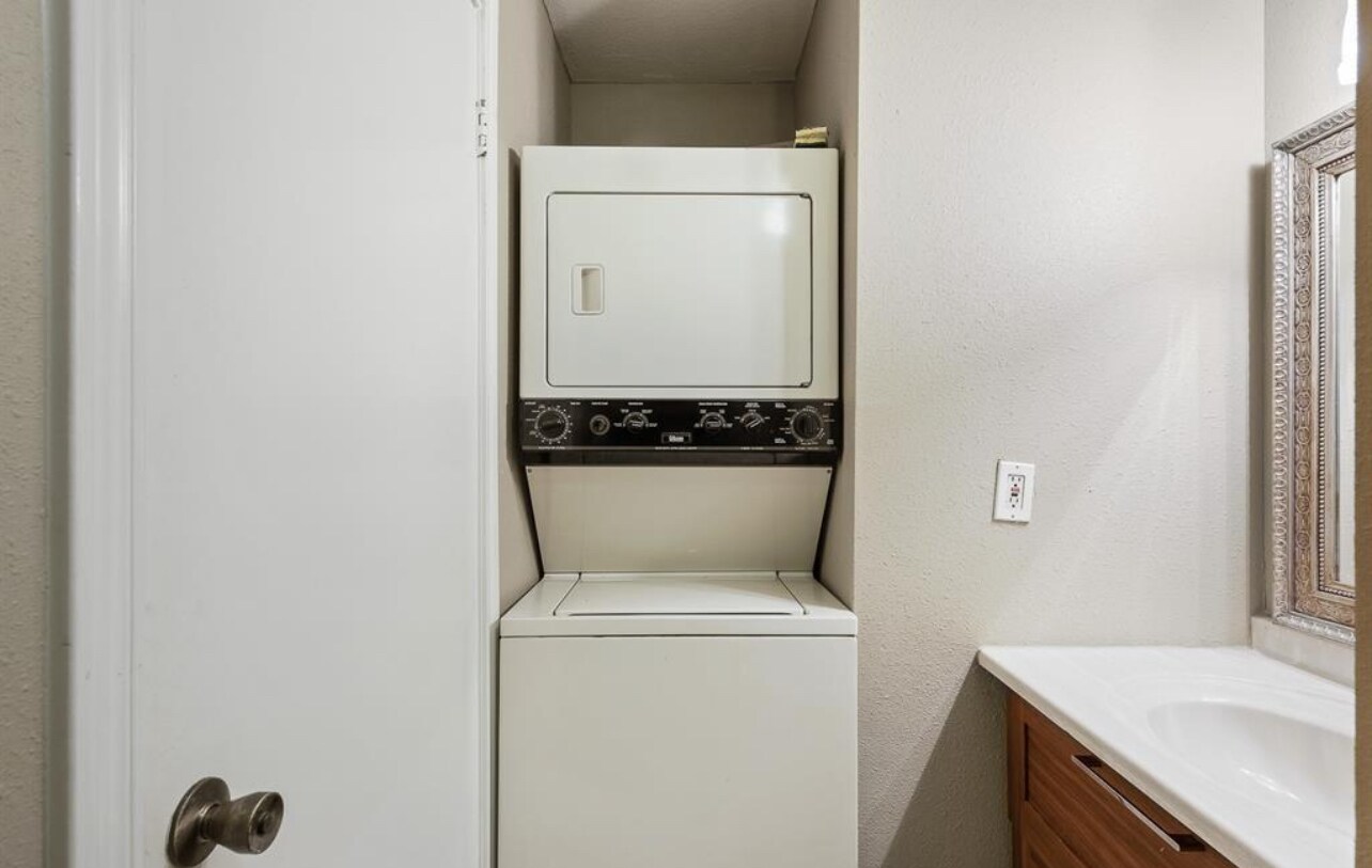 Building Photo - 726 Bering Dr
