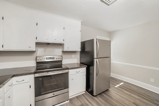 Building Photo - 1670 Village Pl
