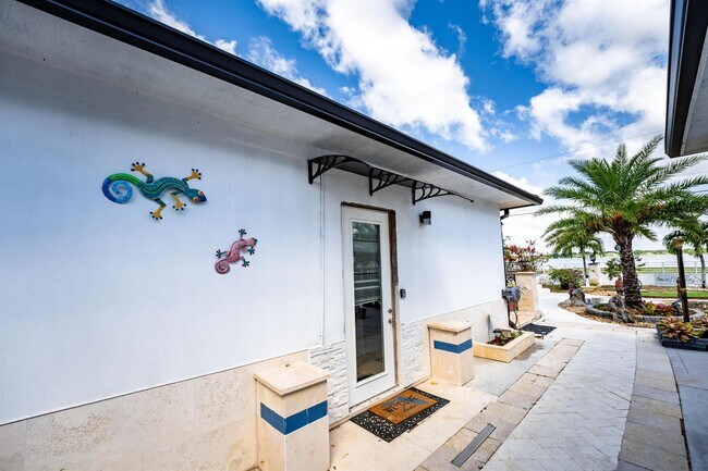 Building Photo - 1325 N Mangonia Dr